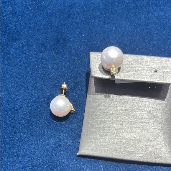 Elegant Pearl and 14k Gold and diamond Stud Earrings - Picture 3 of 5